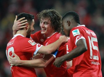 Der Mainzer Julian Baumgartlinger (M) jubelt nach seinem Treffer zum 2:1-Sieg mit Yunus Malli (l) und Jhon Cordoba. Foto: Fredrik von Erichsen Der Mainzer Julian Baumgartlinger (M) jubelt nach seinem Treffer zum 2:1-Sieg mit Yunus Malli (l) und Jhon Cordoba. Foto: Fredrik von Erichsen