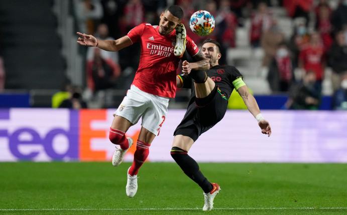 Gilberto (l) von Benfica Lissabon und Dusan Tadic von Ajax Amsterdam kämpfen um den Ball.