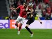 Gilberto (l) von Benfica Lissabon und Dusan Tadic von Ajax Amsterdam kämpfen um den Ball.