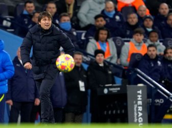 Antonio Conte verfolgt alles am Spielfeldrand. Antonio Conte verfolgt alles am Spielfeldrand.