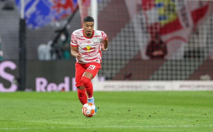 Leipzigs Verteidiger Benjamin Henrichs am Ball.