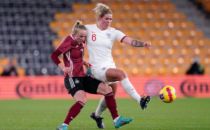 Die Engländerin Millie Bright (r) kämpft mit Deutschlands Lea Schüller um den Ball.