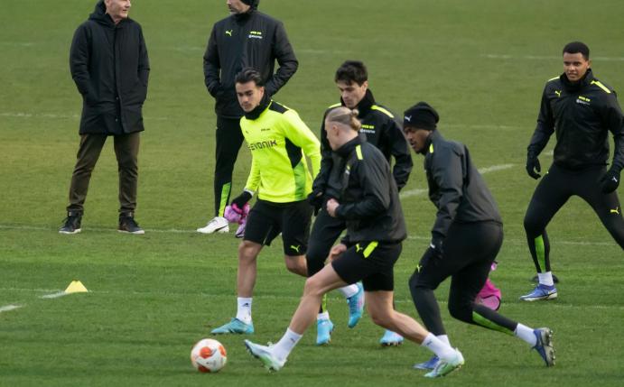 Dortmunds Geschäftsführer Hans-Joachim Watzke (l) und Trainer Marco Rose verfolgen das Abschlusstraining vor dem Rückspiel bei den Glasgow Rangers.