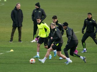 Dortmunds Geschäftsführer Hans-Joachim Watzke (l) und Trainer Marco Rose verfolgen das Abschlusstraining vor dem Rückspiel bei den Glasgow Rangers. Dortmunds Geschäftsführer Hans-Joachim Watzke (l) und Trainer Marco Rose verfolgen das Abschlusstraining vor dem Rückspiel bei den Glasgow Rangers.