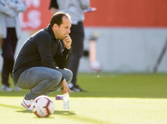 Erst seit wenigen Monaten Nationaltrainer der ukrainischen Fußballfrauen: Lluís Cortés. Erst seit wenigen Monaten Nationaltrainer der ukrainischen Fußballfrauen: Lluís Cortés.