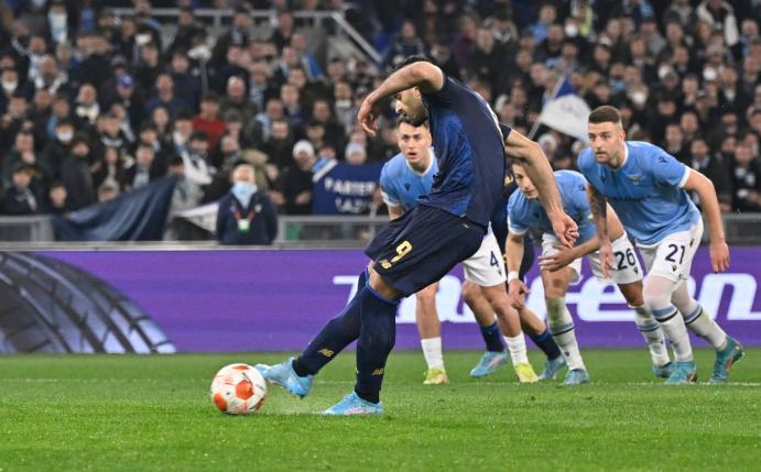 Mehdi Taremi (l) erzielt per Elfmeter für FC Porto das 1:0 gegen Lazio Rom.