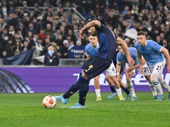 Mehdi Taremi (l) erzielt per Elfmeter für FC Porto das 1:0 gegen Lazio Rom. Mehdi Taremi (l) erzielt per Elfmeter für FC Porto das 1:0 gegen Lazio Rom.
