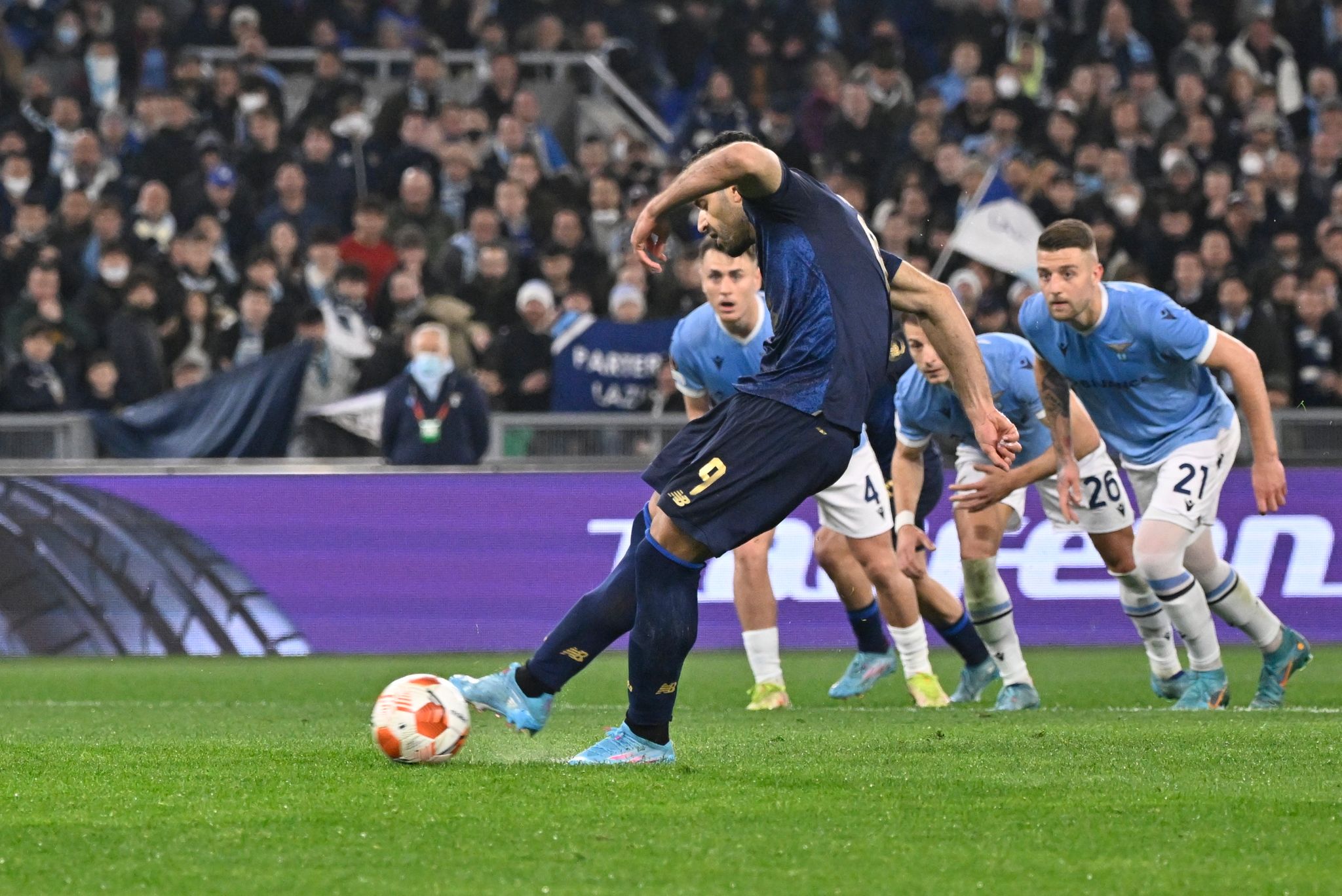 Mehdi Taremi (l) erzielt per Elfmeter für FC Porto das 1:0 gegen Lazio Rom.