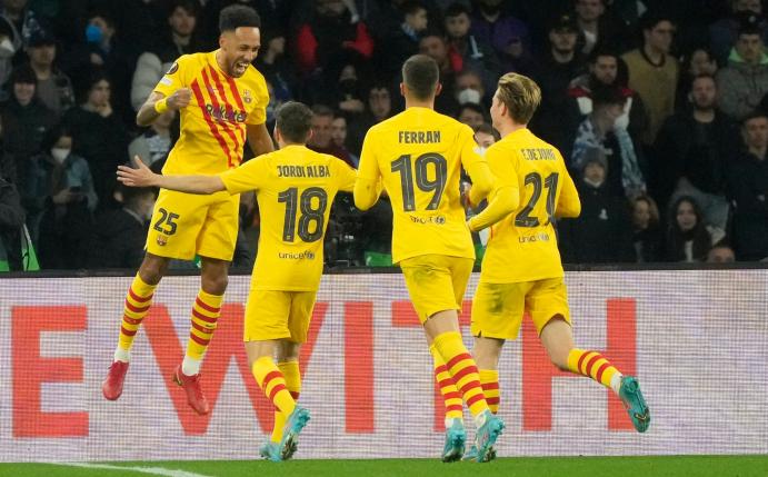 Barcelonas Pierre-Emerick Aubameyang (l) jubelt mit Teamkollegen nach seinem Treffer.
