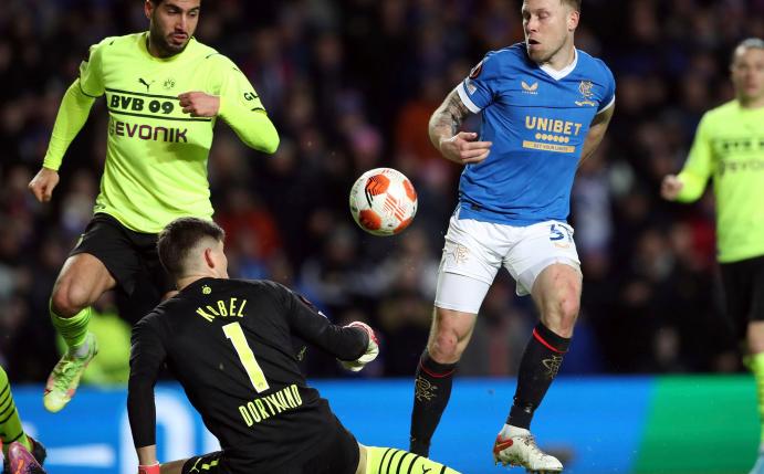 Scott Arfield (r) von den Glasgow Rangers scheitert an Dortmunds Torhüter Gregor Kobel.