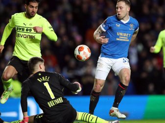 Scott Arfield (r) von den Glasgow Rangers scheitert an Dortmunds Torhüter Gregor Kobel. Scott Arfield (r) von den Glasgow Rangers scheitert an Dortmunds Torhüter Gregor Kobel.