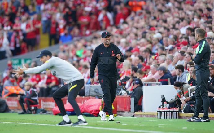 Chelseas Coach Thomas Tuchel (l) und Liverpools Trainer Jürgen Klopp treffen im Finale des Ligapokals aufeinander.