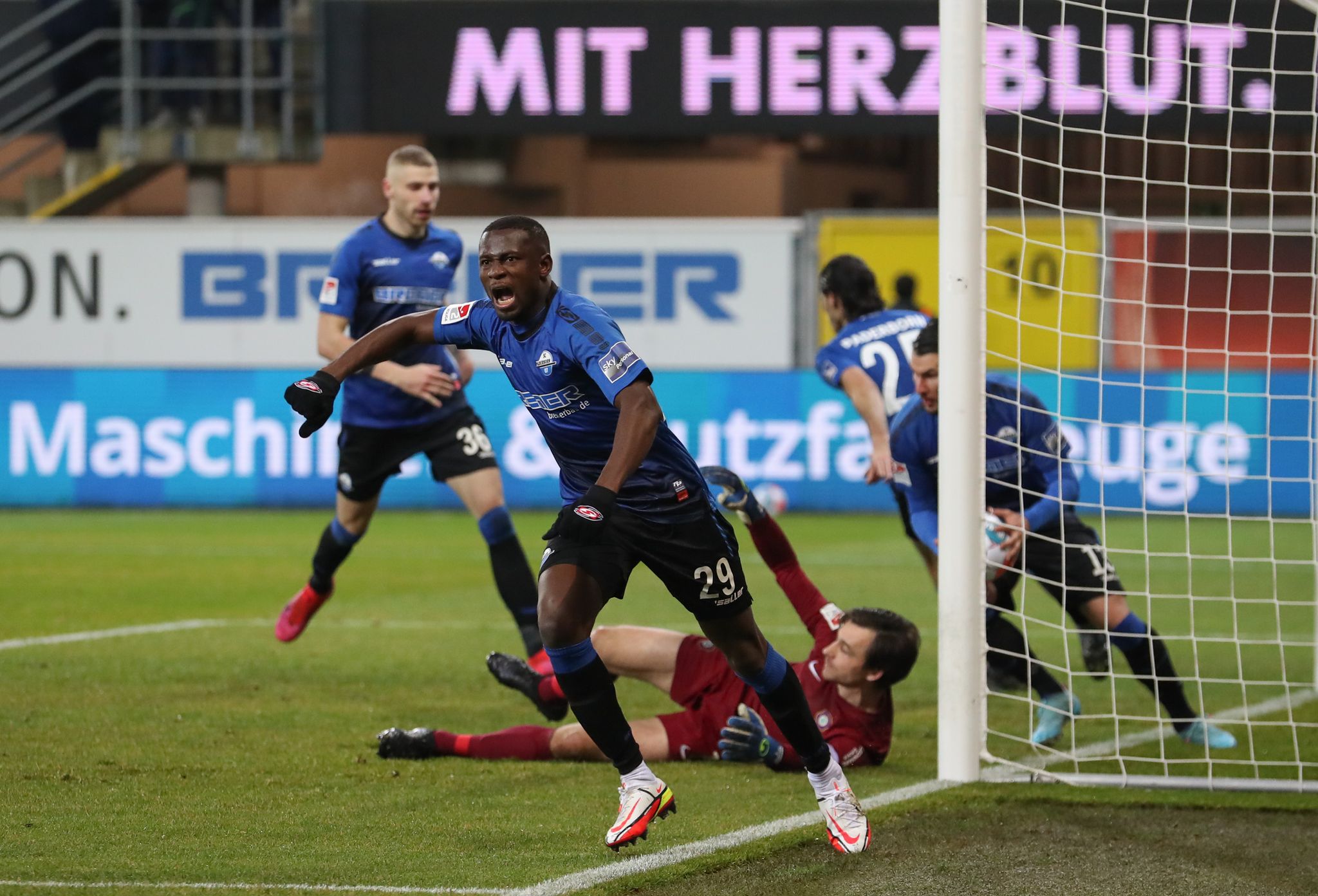 Paderborns Jamilu Collins bejubelt den Treffer zum 3:3 durch den Torschützen Marcel Correia (hinten, 2.v.r).