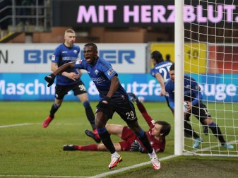 Paderborns Jamilu Collins bejubelt den Treffer zum 3:3 durch den Torschützen Marcel Correia (hinten, 2.v.r). Paderborns Jamilu Collins bejubelt den Treffer zum 3:3 durch den Torschützen Marcel Correia (hinten, 2.v.r).