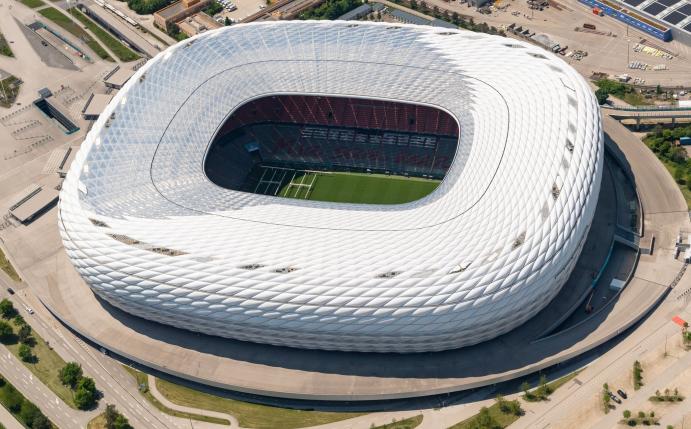 Die Allianz Arena leuchtete am Abend in Blau-Gelb.