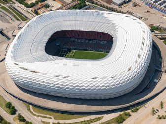 Die Allianz Arena leuchtete am Abend in Blau-Gelb. Die Allianz Arena leuchtete am Abend in Blau-Gelb.