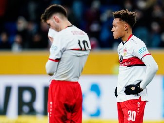 Stuttgarts Roberto Massimo (r) und Atakan Karazor zeigen sich enttäuscht. Stuttgarts Roberto Massimo (r) und Atakan Karazor zeigen sich enttäuscht.