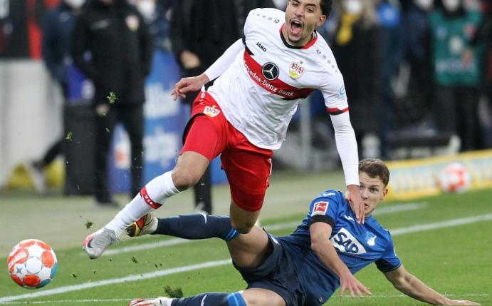 Dennis Geiger (r.) gegen Stuttgarts Omar Marmoush