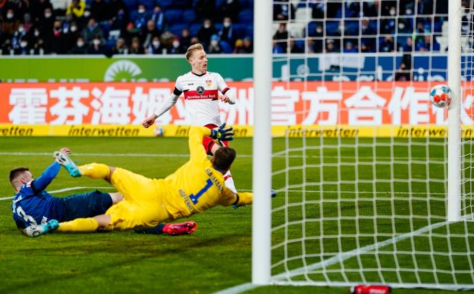 Stuttgarts Chris Führich (r) vergibt gegen die TSG Hoffenheim durch einen Pfostenschuss eine Torchance.