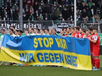 Die Spieler beider Mannschaften halten zu Spielbeginn ein Transparent in den ukrainischen Farben mit der Aufschrift "Stop War. Wir gegen Krieg.". Die Spieler beider Mannschaften halten zu Spielbeginn ein Transparent in den ukrainischen Farben mit der Aufschrift "Stop War. Wir gegen Krieg.".