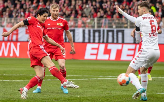 Genki Haraguchi (l) trifft zum 1:0 für den 1. FC Union.