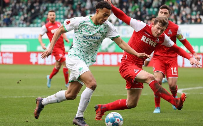 Der Fürther Jamie Leweling (l) versucht mit dem Ball am Kölner Luca Kilian vorbei zu kommen.