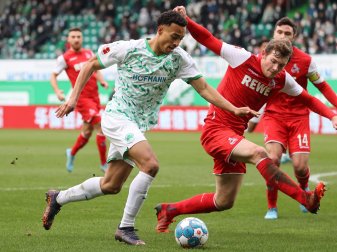 Der Fürther Jamie Leweling (l) versucht mit dem Ball am Kölner Luca Kilian vorbei zu kommen. Der Fürther Jamie Leweling (l) versucht mit dem Ball am Kölner Luca Kilian vorbei zu kommen.
