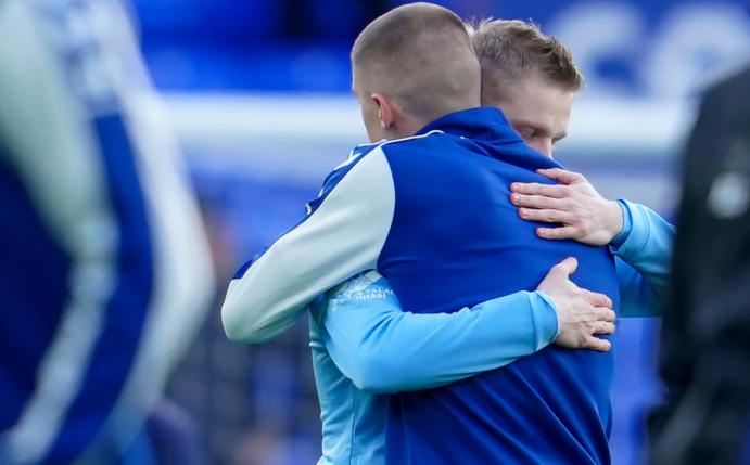 Die Ukrainer Alexander Zinchenko (l) von Manchester City und Vitali Mykolenko vom FC Everton umarmen sich vor dem Spiel.