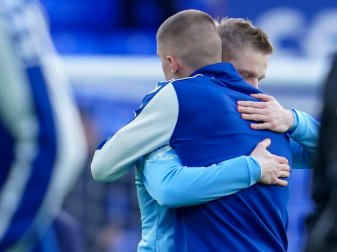 Die Ukrainer Alexander Zinchenko (l) von Manchester City und Vitali Mykolenko vom FC Everton umarmen sich vor dem Spiel. Die Ukrainer Alexander Zinchenko (l) von Manchester City und Vitali Mykolenko vom FC Everton umarmen sich vor dem Spiel.