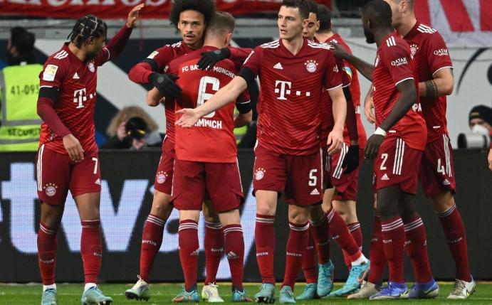 Münchens Spieler freuen sich mit Leroy Sané (2.v.l.), dem Torschützen des 1:0.
