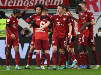Münchens Spieler freuen sich mit Leroy Sané (2.v.l.), dem Torschützen des 1:0. Münchens Spieler freuen sich mit Leroy Sané (2.v.l.), dem Torschützen des 1:0.