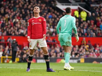 Manchesters Cristiano Ronaldo (l) hadert nach einer vergebenen Chance. Manchesters Cristiano Ronaldo (l) hadert nach einer vergebenen Chance.