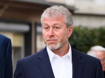 Der russische Oligarch Roman Abramowitsch sieht sich zunehmend wegen seiner Nähe zum russischen Präsidenten Wladimir Putin Kritik ausgesetzt. Der russische Oligarch Roman Abramowitsch sieht sich zunehmend wegen seiner Nähe zum russischen Präsidenten Wladimir Putin Kritik ausgesetzt.