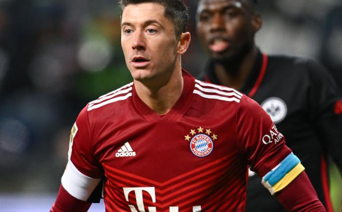 Bayerns Robert Lewandowski trägt eine Armbinde in den ukrainischen Landesfarben.