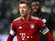 Bayerns Robert Lewandowski trägt eine Armbinde in den ukrainischen Landesfarben.