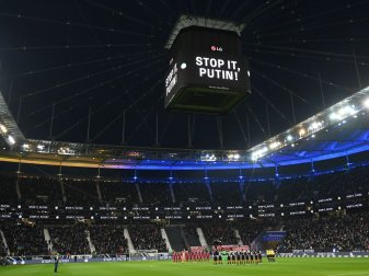 Die Mannschaften von Eintracht Frankfurt und dem FC Bayern München stehen vor dem Spiel während einer Schweigeminute für die Ukraine zusammen. Die Mannschaften von Eintracht Frankfurt und dem FC Bayern München stehen vor dem Spiel während einer Schweigeminute für die Ukraine zusammen.