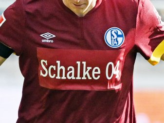 Schalke lief beim KSC ohne dem Gazprom-Schriftzug auf den Trikots auf. Schalke lief beim KSC ohne dem Gazprom-Schriftzug auf den Trikots auf.