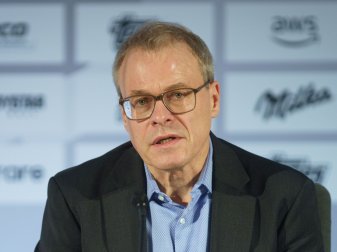 Peter Peters befürwortet den Ausschluss der russischen Nationalmannschaft von den Playoffs für die WM in Katar. Peter Peters befürwortet den Ausschluss der russischen Nationalmannschaft von den Playoffs für die WM in Katar.