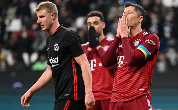 Bayerns Robert Lewandowski (r) trug in Frankfurt eine Kapitänsbinde in den ukrainischen Nationalfarben Blau und Gelb.