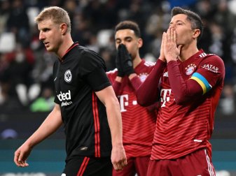 Bayerns Robert Lewandowski (r) trug in Frankfurt eine Kapitänsbinde in den ukrainischen Nationalfarben Blau und Gelb. Bayerns Robert Lewandowski (r) trug in Frankfurt eine Kapitänsbinde in den ukrainischen Nationalfarben Blau und Gelb.