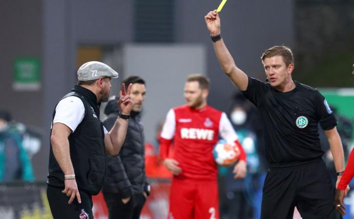 Kölner Trainer Steffen Baumgart (l) ist emotional und sah in Fürth die Gelbe Karte.