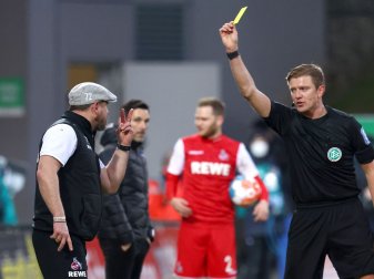Kölner Trainer Steffen Baumgart (l) ist emotional und sah in Fürth die Gelbe Karte. Kölner Trainer Steffen Baumgart (l) ist emotional und sah in Fürth die Gelbe Karte.