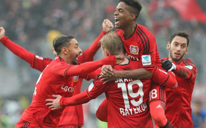 Leverkusen bejubelt den Siegtreffer von Brandt(SID-IMAGES)