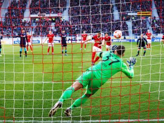Hertha-Keeper Marcel Lotka machte gegen den SC Freiburg ein starkes Spiel. Hertha-Keeper Marcel Lotka machte gegen den SC Freiburg ein starkes Spiel.