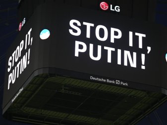 Beim Bundesliga-Spiel Eintracht Frankfurt gegen den FC Bayern München wurden auf dem Videowürfel die Worte «Stop it, Putin!» eingeblendet. Beim Bundesliga-Spiel Eintracht Frankfurt gegen den FC Bayern München wurden auf dem Videowürfel die Worte «Stop it, Putin!» eingeblendet.