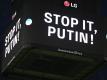 Beim Bundesliga-Spiel Eintracht Frankfurt gegen den FC Bayern München wurden auf dem Videowürfel die Worte «Stop it, Putin!» eingeblendet.