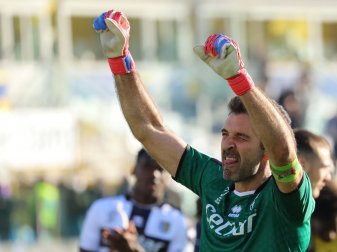 Torhüter-Legende Gianluigi Buffon spielt immer noch Fußball. Torhüter-Legende Gianluigi Buffon spielt immer noch Fußball.