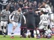 Die Juve-Spieler feiern den späten Sieg gegen Neapel. Foto: Alessandro Di Marco(Alessandro Di Marco)