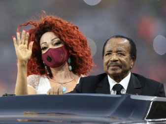 Präsident Biya (r.) bestimmt neuen Trainer in Kamerun Präsident Biya (r.) bestimmt neuen Trainer in Kamerun