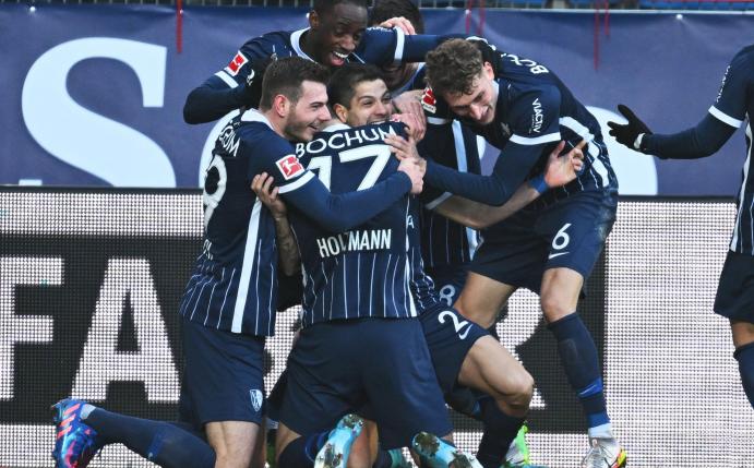 Bochums Cristian Gamboa (M) jubelt mit seinen Teamkollegen.